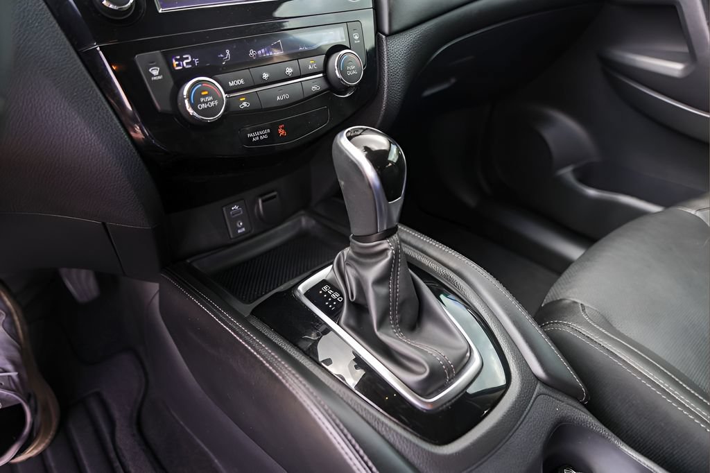 Used 2017 Nissan Rogue SL FWD image 18