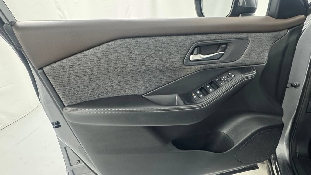 Used 2022 Nissan Rogue SV AWD/4WD image 18