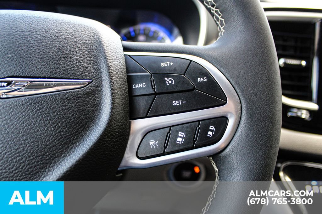 Used 2024 Chrysler Pacifica Touring-L image 30