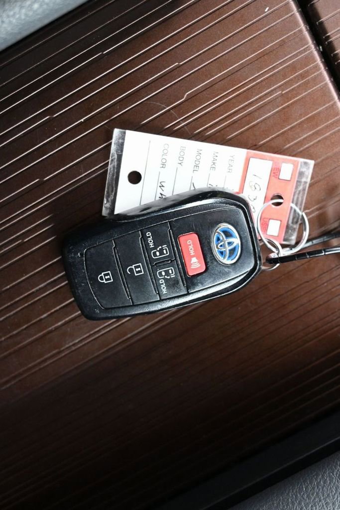 Used 2024 Toyota Sienna LE image 29
