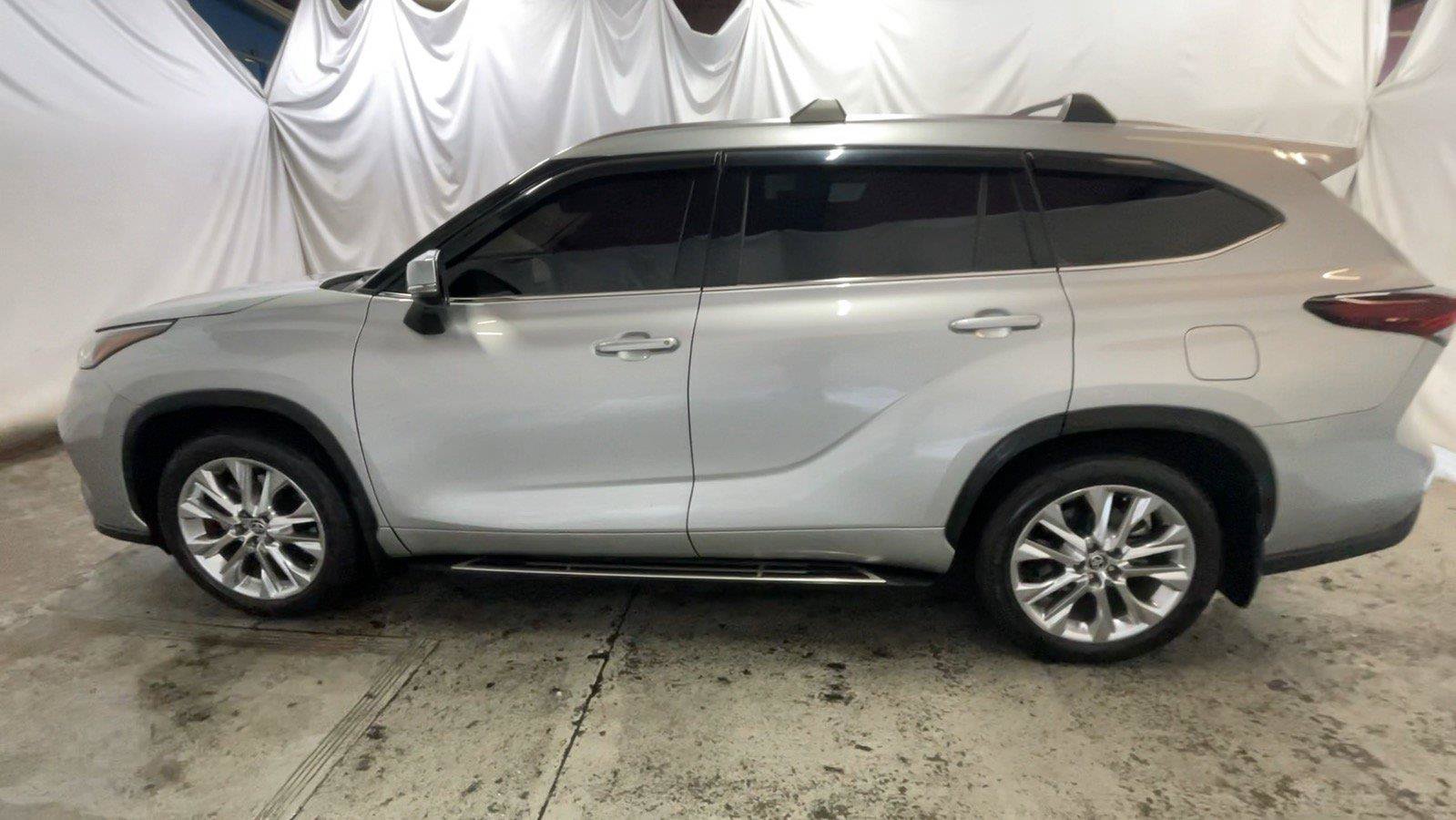 Used 2024 Toyota Highlander Limited AWD/4WD image 11