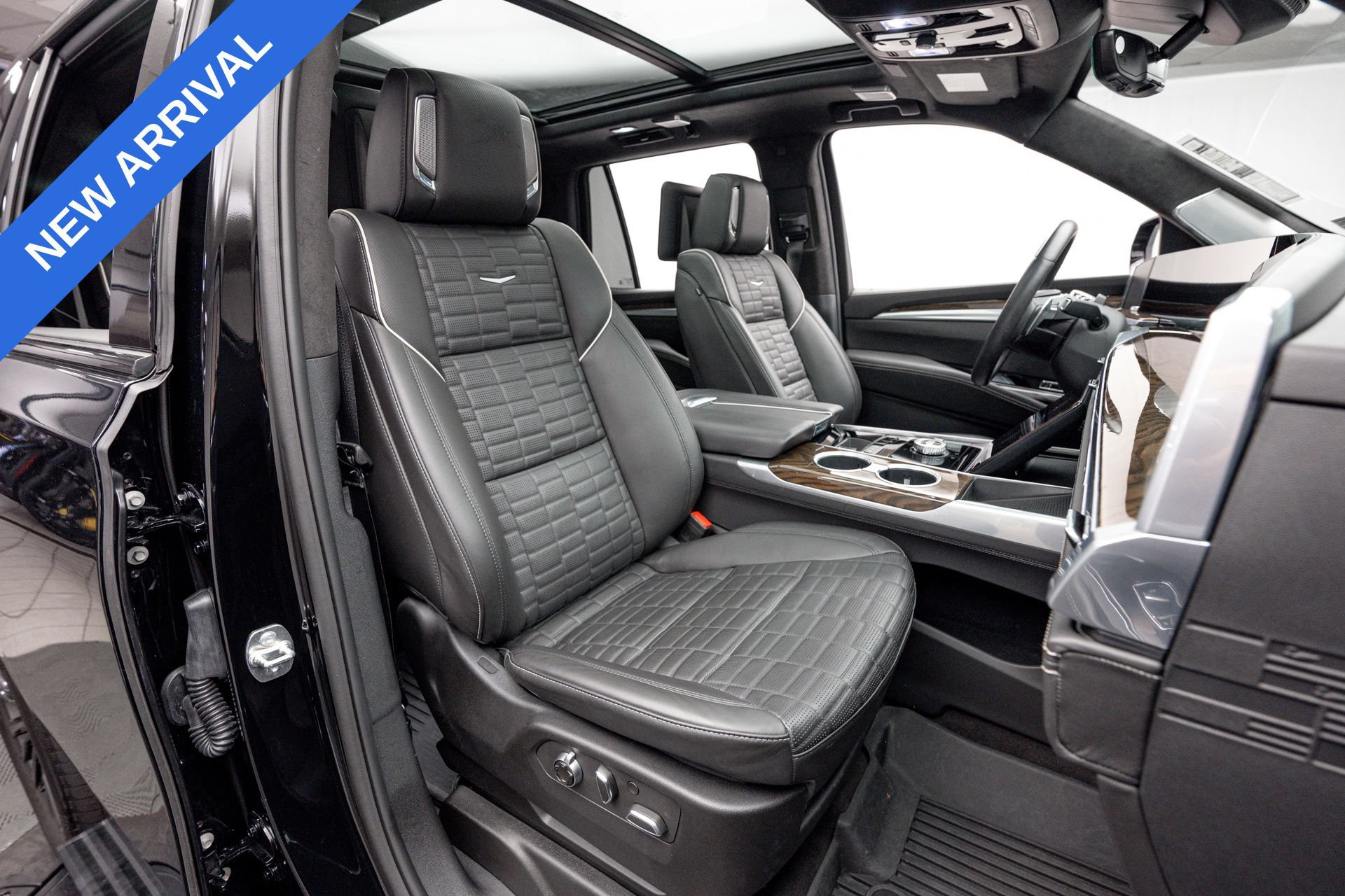 Used 2025 Cadillac Escalade Sport Platinum w/ LPO, Floor Liner Package AWD/4WD image 15