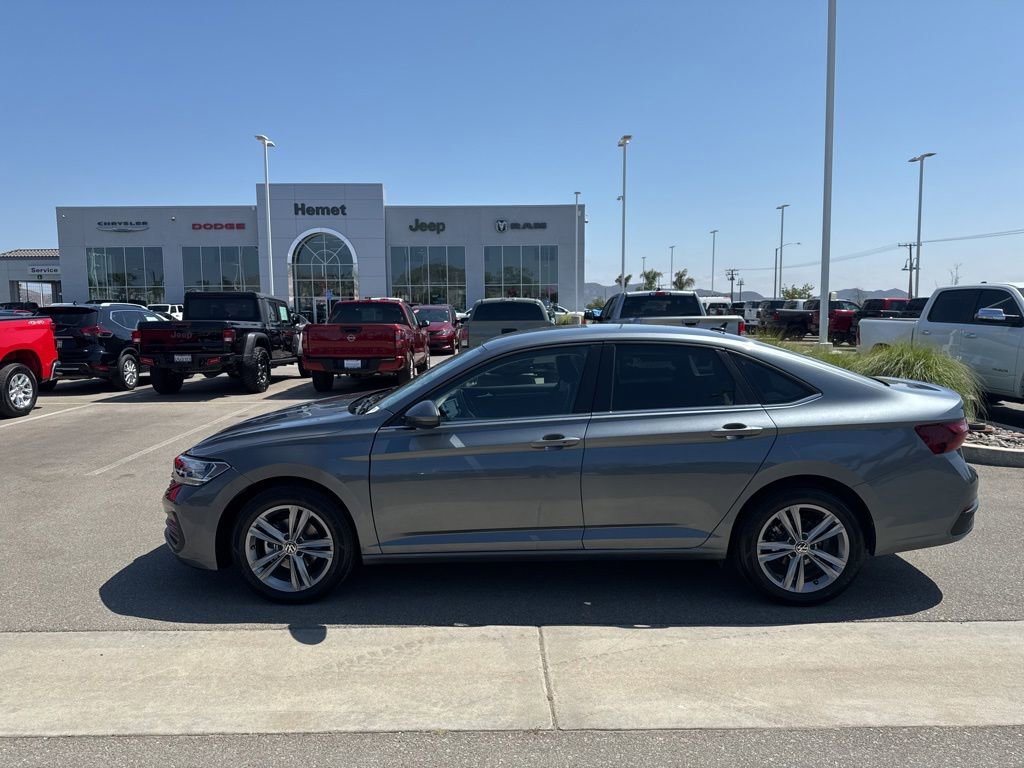 Used 2024 Volkswagen Jetta SE FWD image 4