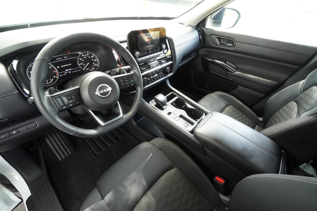 Used 2024 Nissan Pathfinder SV FWD image 16