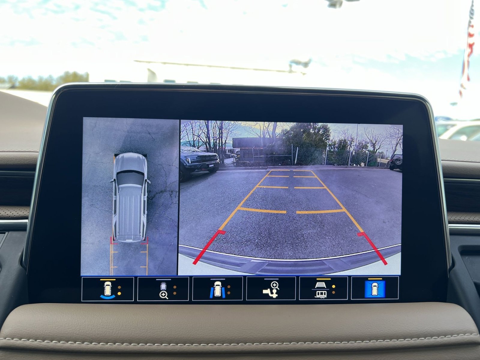 Used 2021 Chevrolet Tahoe Premier w/ Premium Package image 19