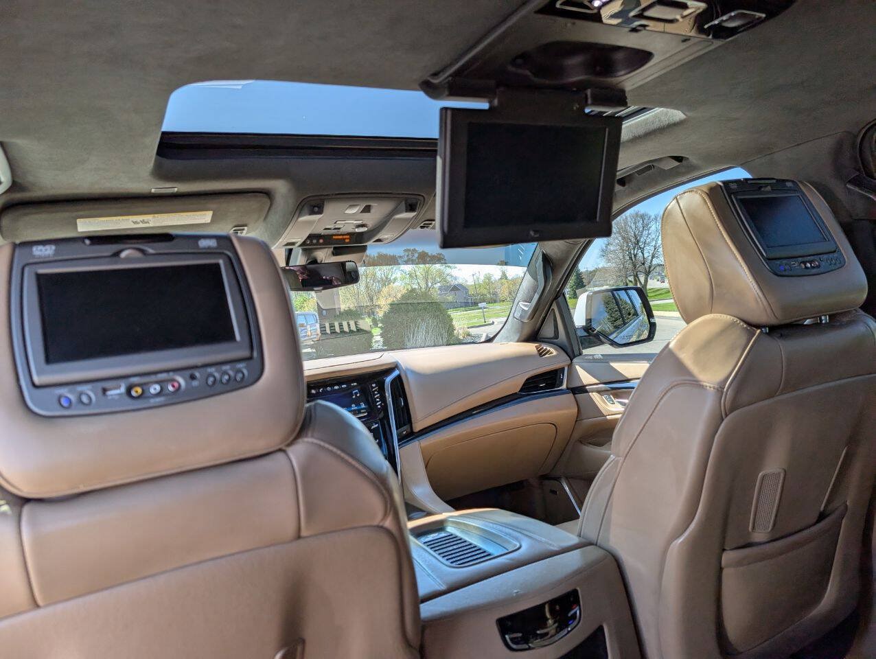 Used 2019 Cadillac Escalade ESV Platinum AWD/4WD image 16