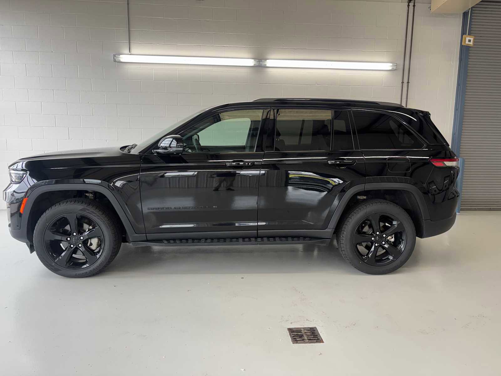 Used 2024 Jeep Grand Cherokee Limited w/ Luxury Tech Group II AWD/4WD image 1