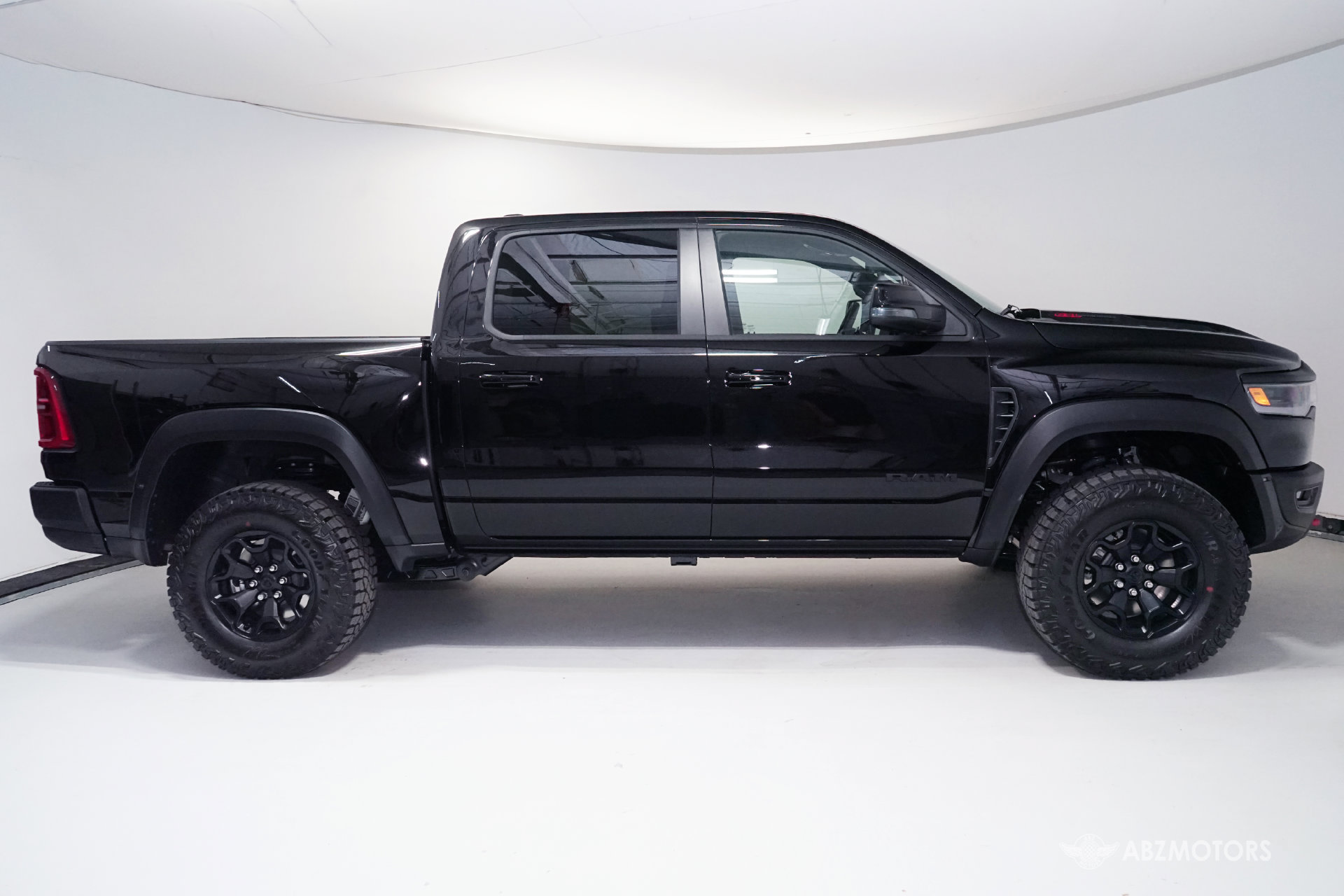 Used 2027 RAM 1500 4x4 Crew Cab image 3