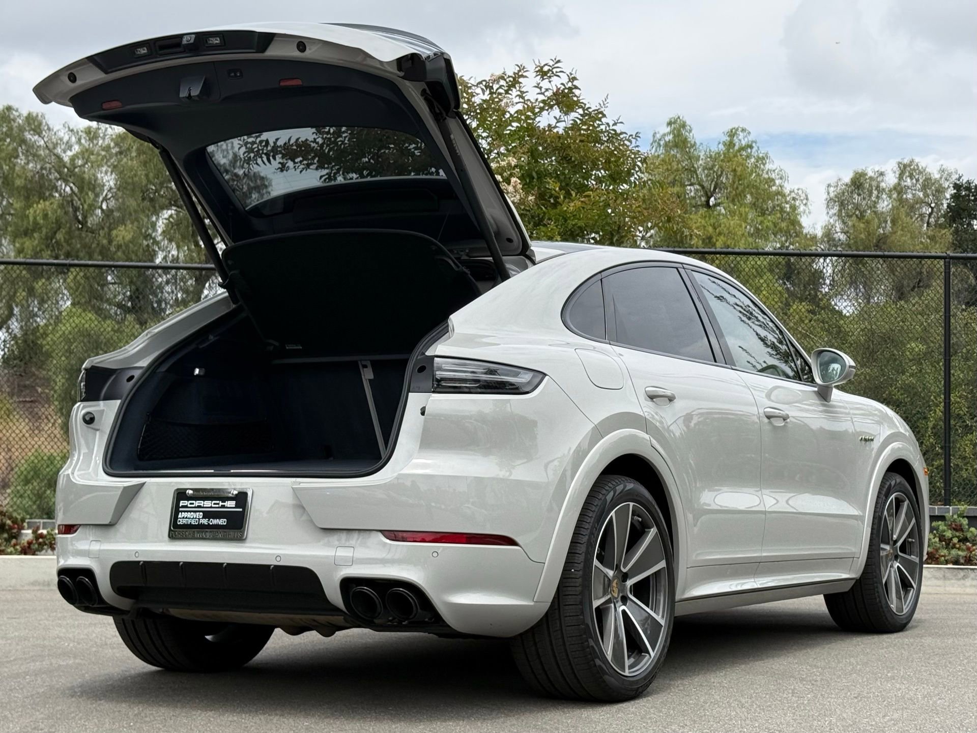 Certified 2022 Porsche Cayenne Turbo S AWD/4WD image 33