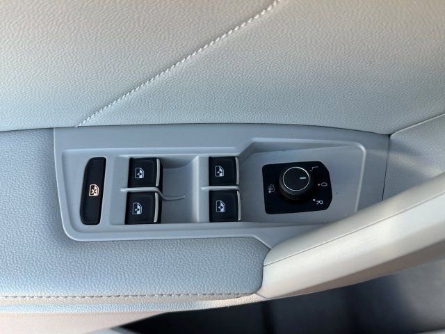 Used 2023 Volkswagen Tiguan SE R-Line image 10