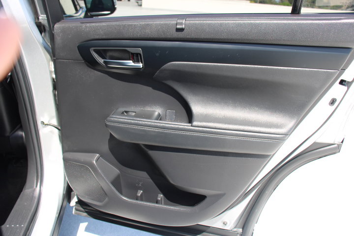 Used 2023 Toyota Highlander XLE FWD image 18