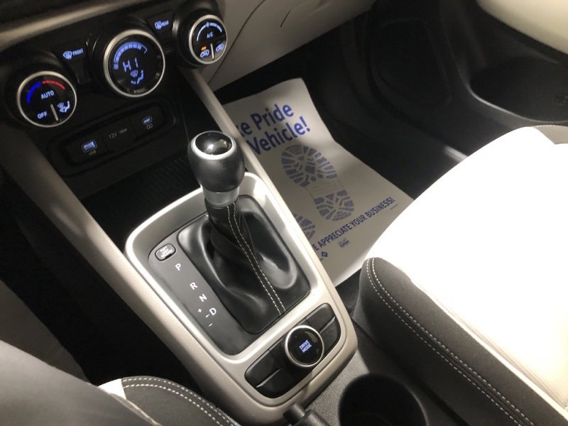 Used 2023 Hyundai Venue SEL image 29