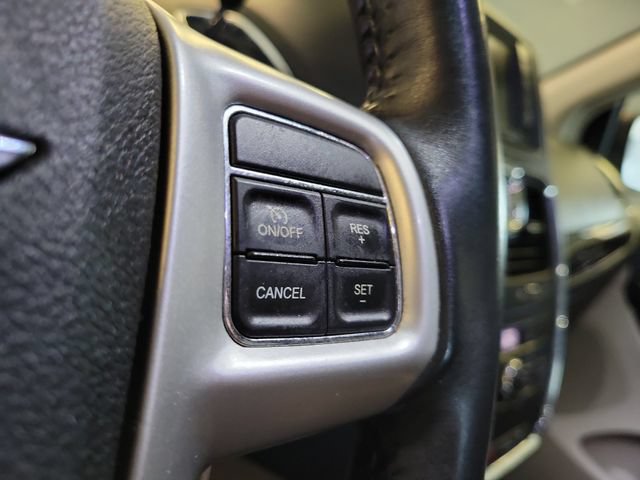 Used 2016 Chrysler Town & Country Touring FWD image 15