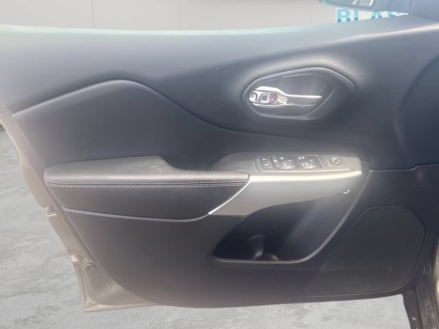 Used 2018 Jeep Cherokee Latitude Plus w/ Comfort/Convenience Group AWD/4WD image 9