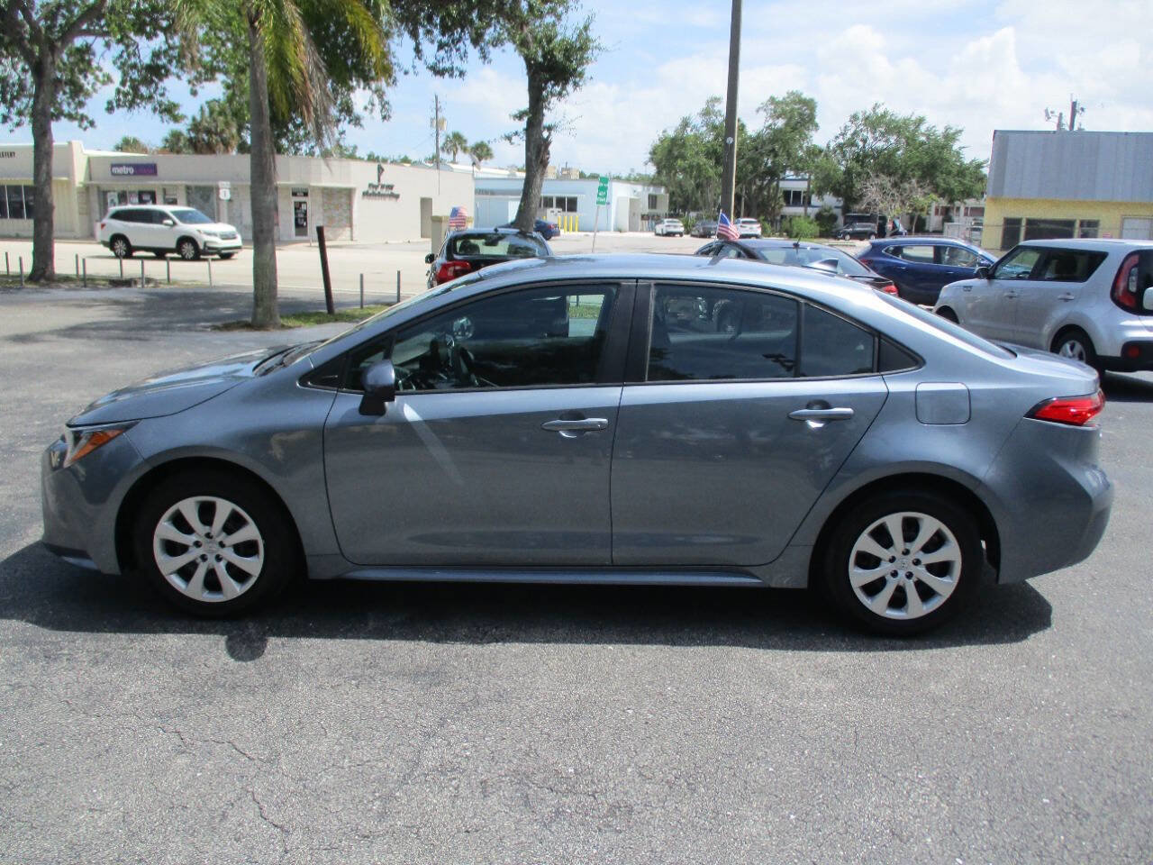 Used 2022 Toyota Corolla LE FWD image 5