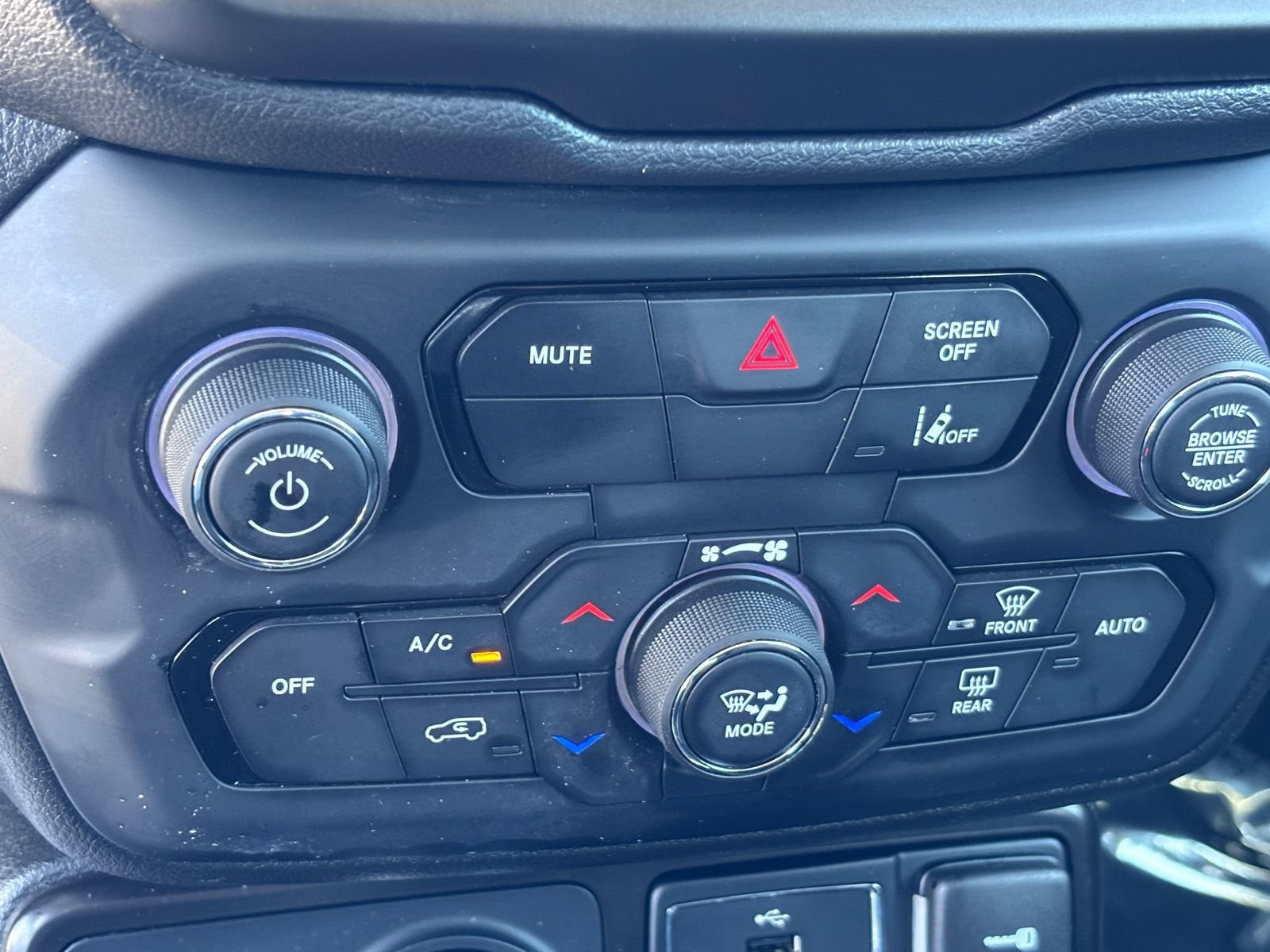 Used 2023 Jeep Renegade Latitude AWD/4WD image 28