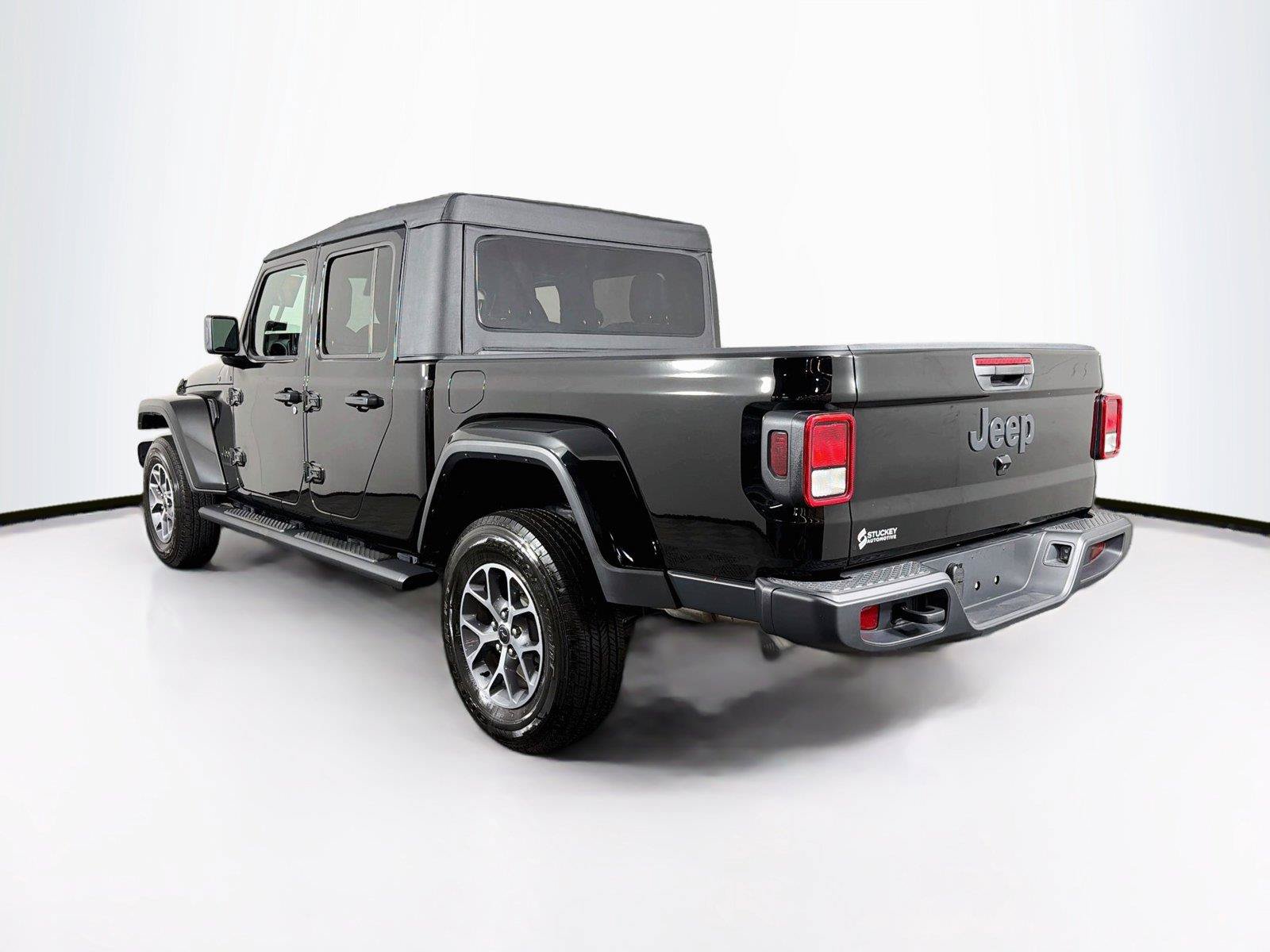 Used 2025 Jeep Gladiator Sport AWD/4WD image 9