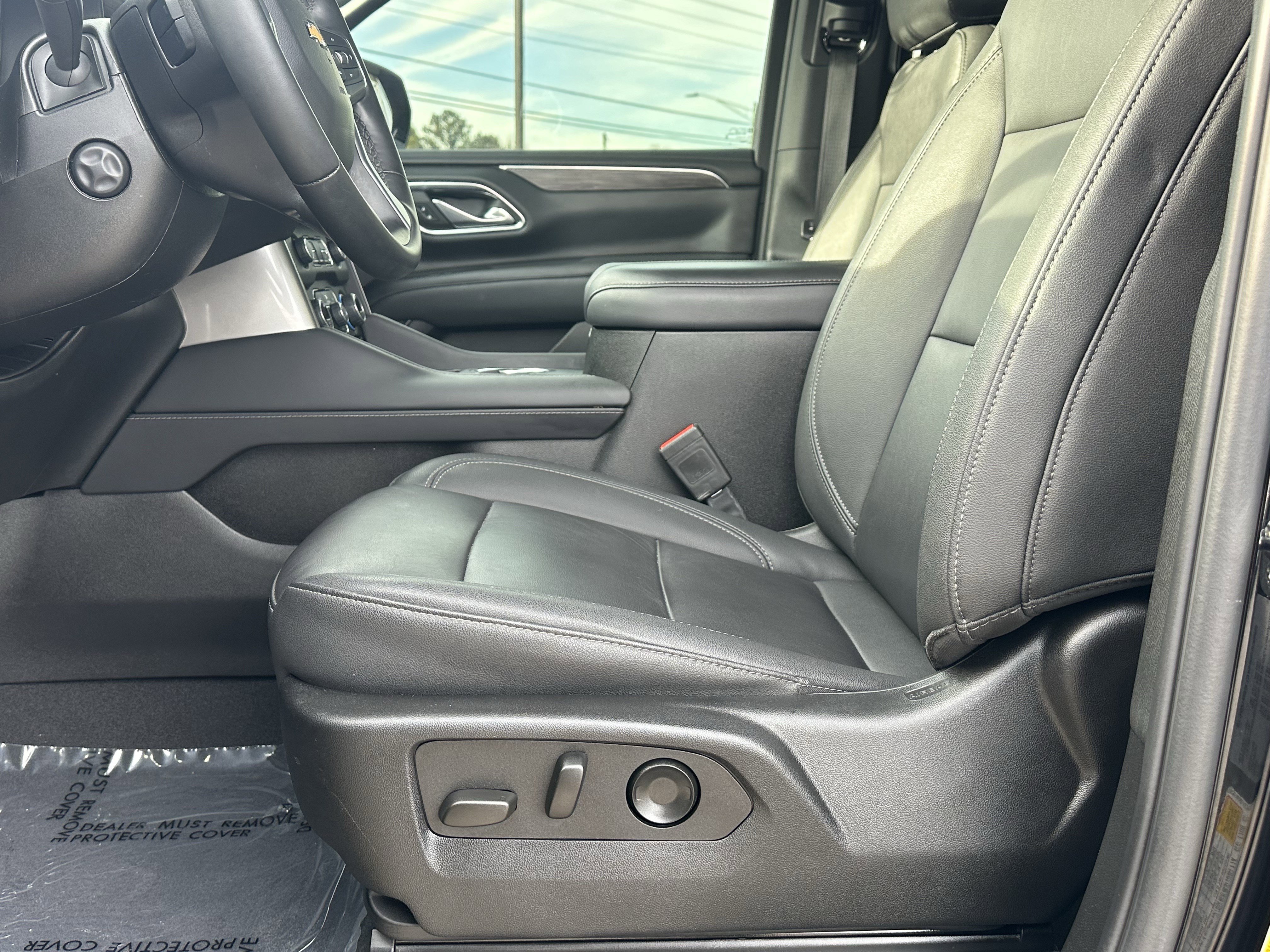 Used 2024 Chevrolet Suburban LT w/ Luxury Package image 12