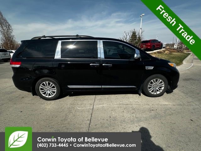 Used 2013 Toyota Sienna XLE image 2