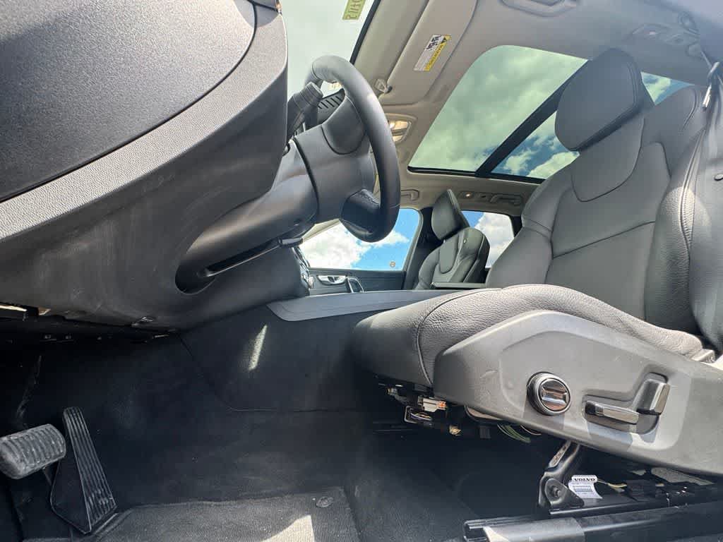 Used 2025 Volvo XC60 B5 Plus AWD/4WD image 18