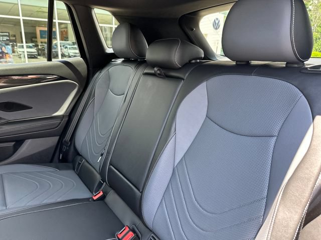 Certified 2025 Volkswagen Tiguan SE R-Line AWD/4WD image 33