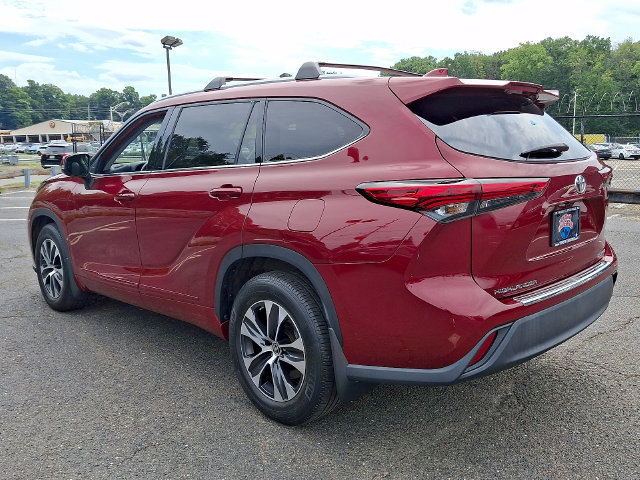 Used 2022 Toyota Highlander XLE AWD/4WD image 3