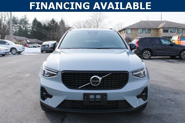 Used 2025 Volvo XC40 B5 Plus image 3