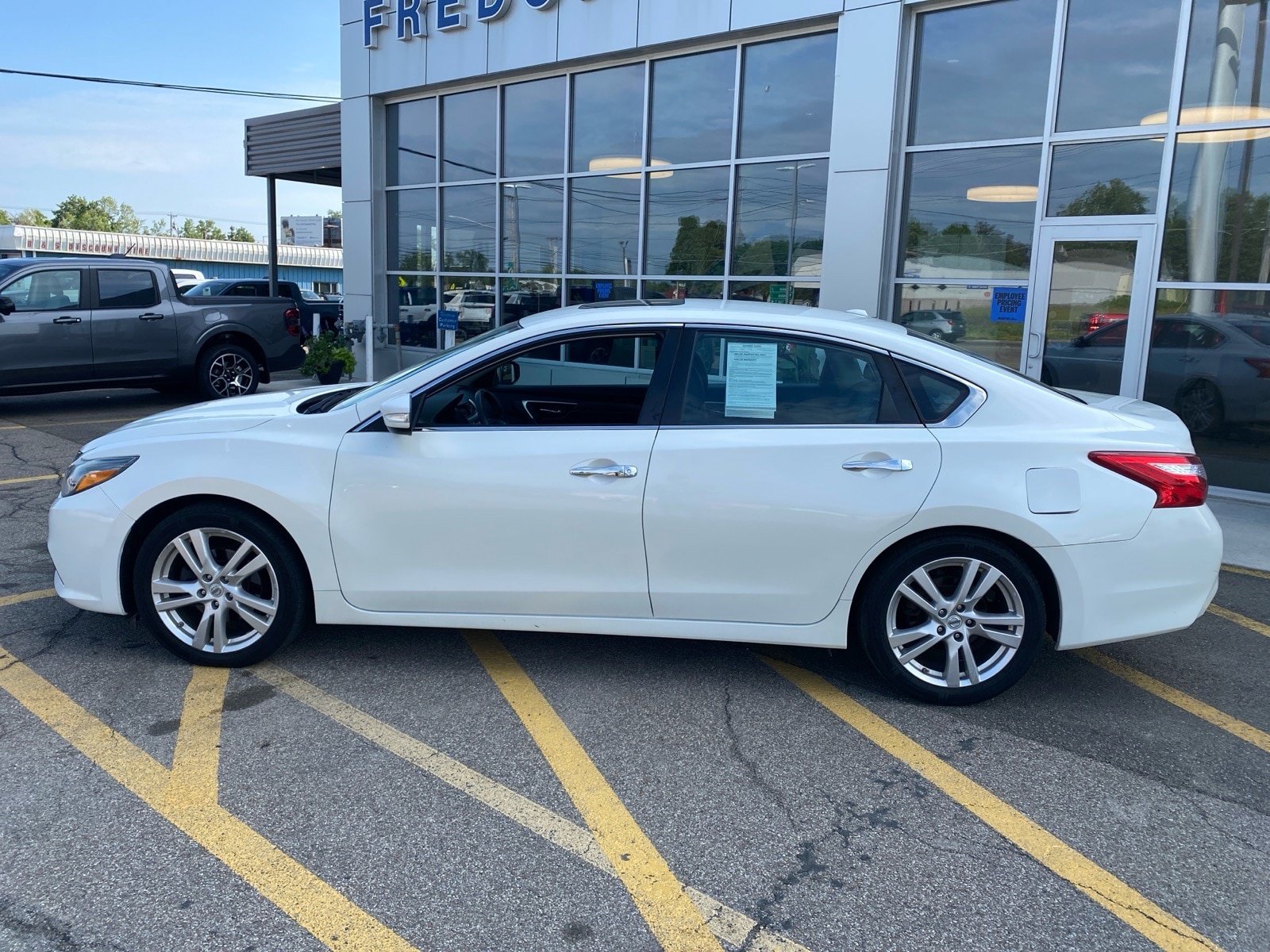 Used 2016 Nissan Altima 3.5 SL FWD image 2