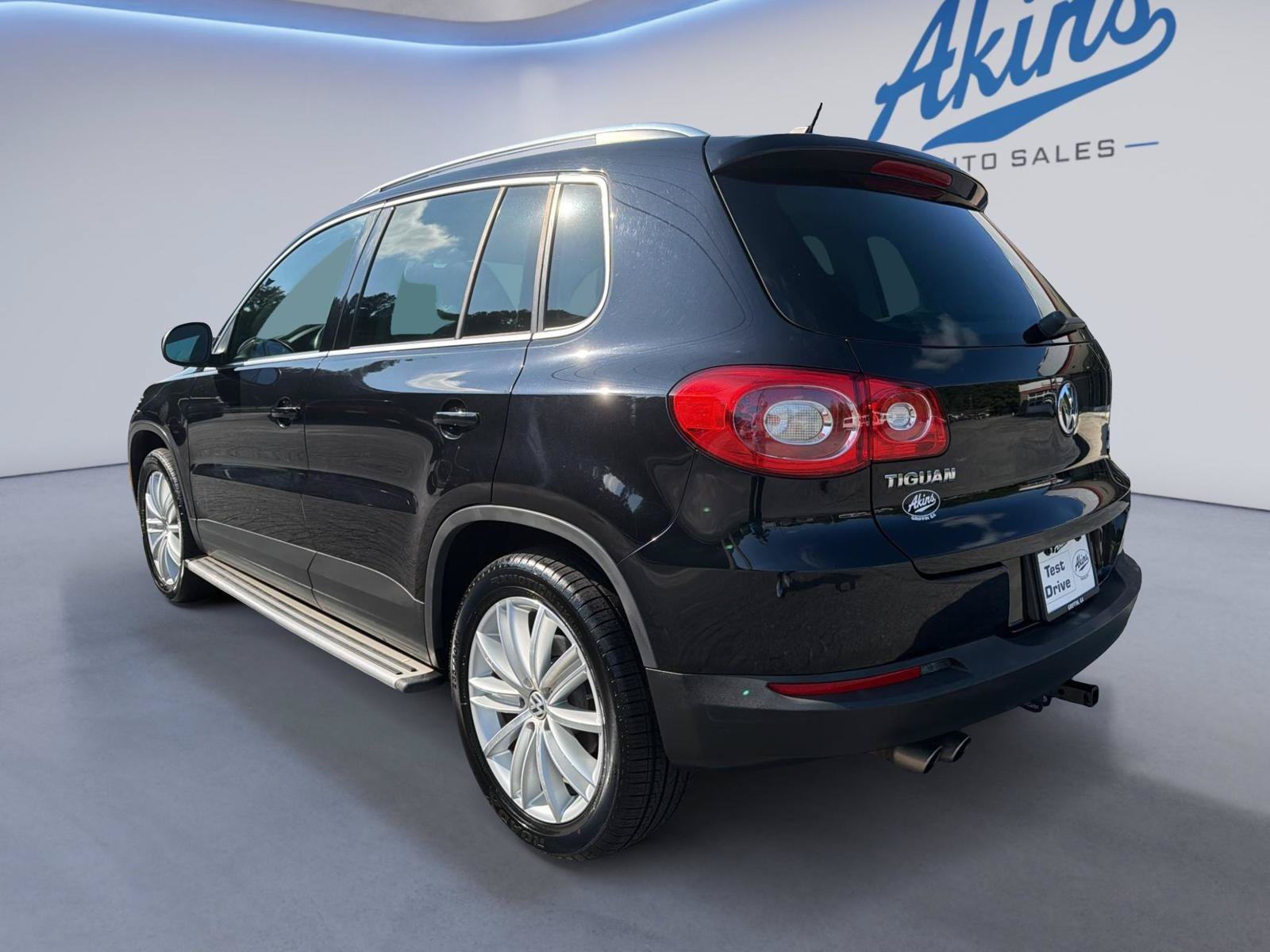 Used 2011 Volkswagen Tiguan SEL AWD/4WD image 3