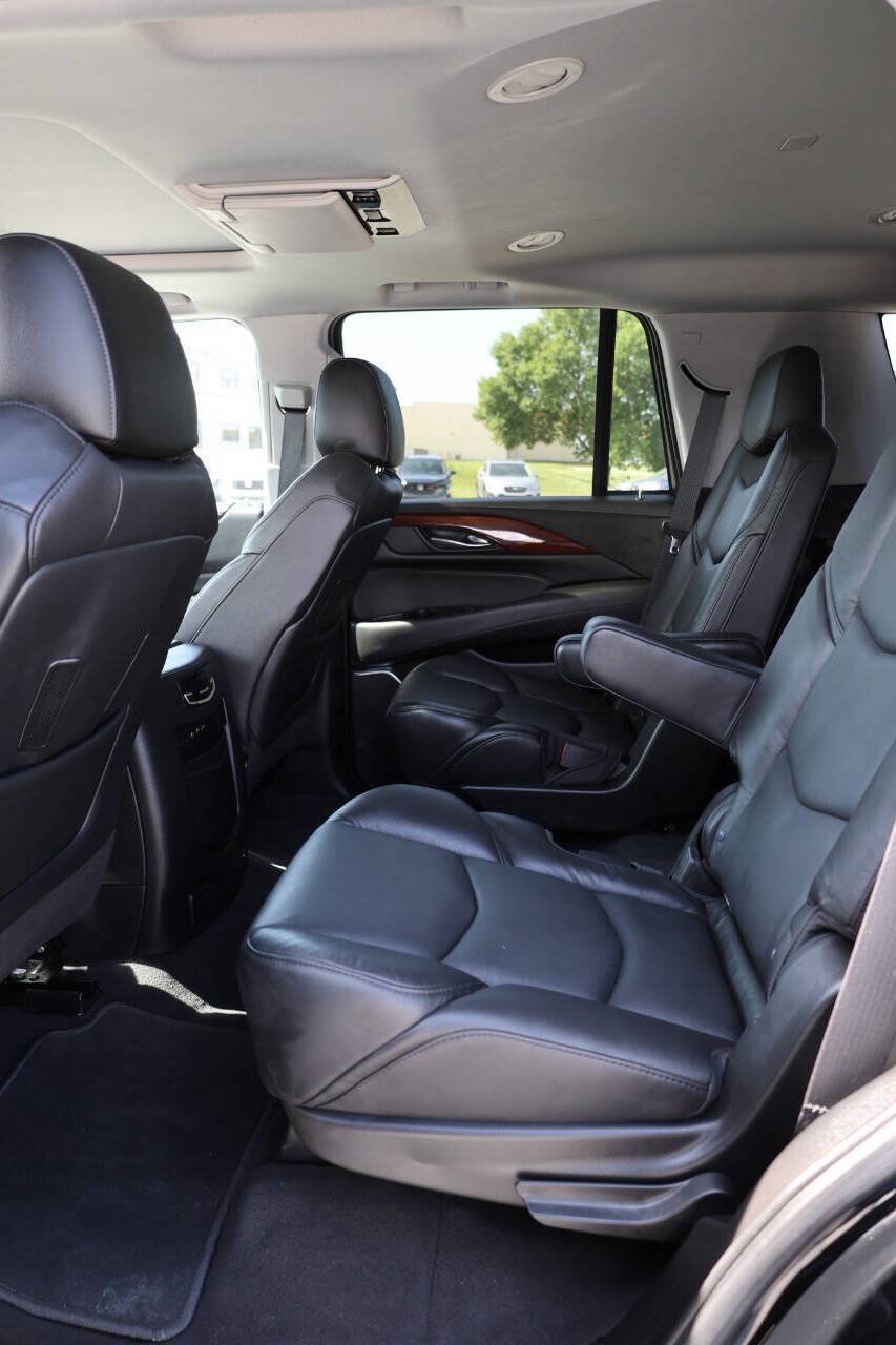 Used 2019 Cadillac Escalade Premium Luxury w/ LPO, Radiant Package AWD/4WD image 17