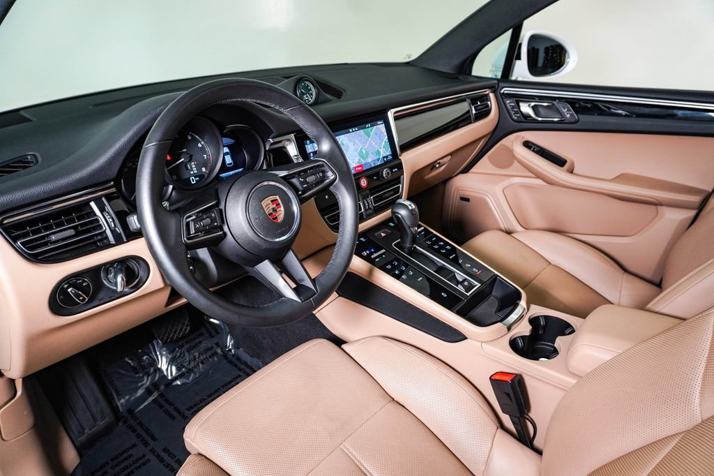Certified 2025 Porsche Macan AWD/4WD image 4