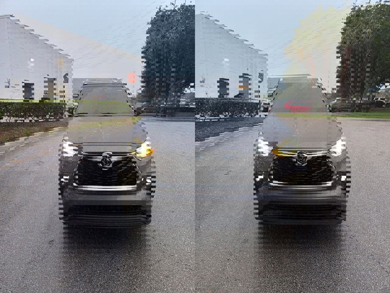 Used 2021 Toyota Highlander XLE FWD image 8