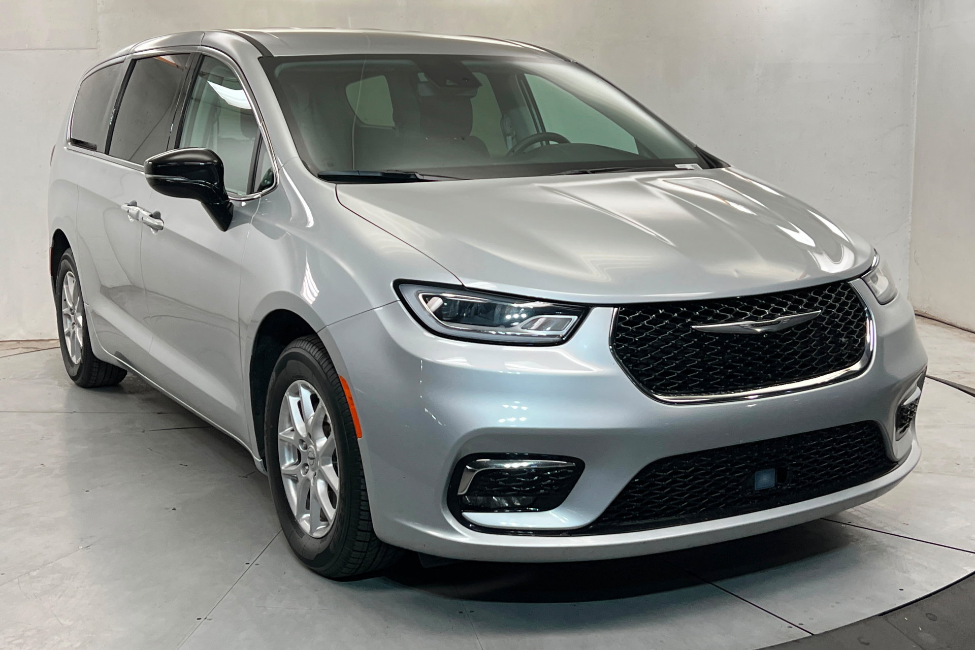 Used 2024 Chrysler Pacifica Touring-L FWD image 7