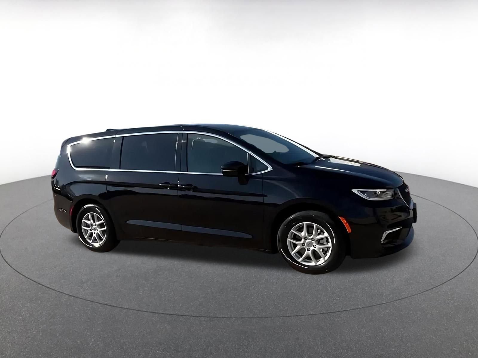 Used 2025 Chrysler Pacifica Select image 2