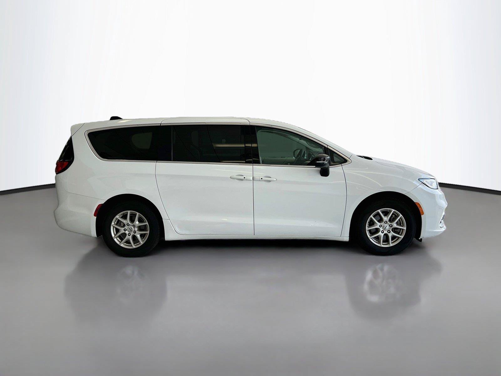 Used 2024 Chrysler Pacifica Touring-L FWD image 16