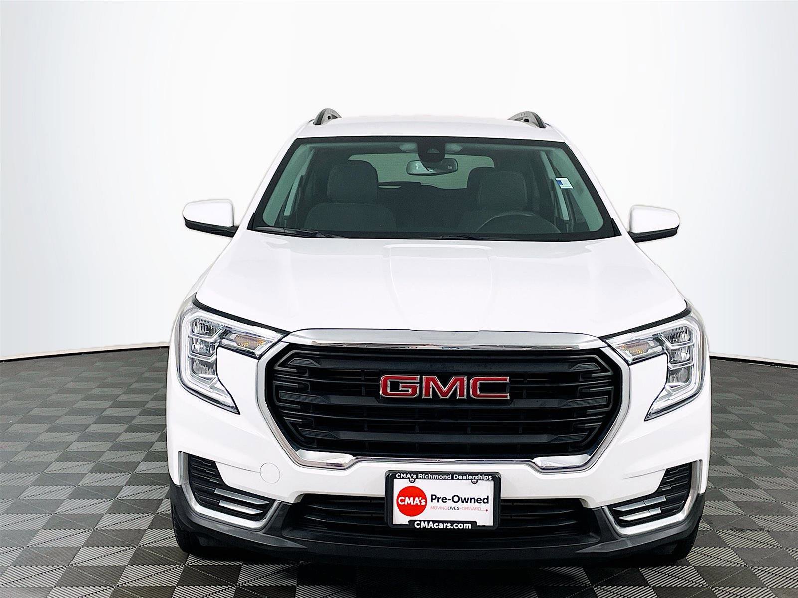 Used 2023 GMC Terrain SLE w/ Driver Convenience Package image 2