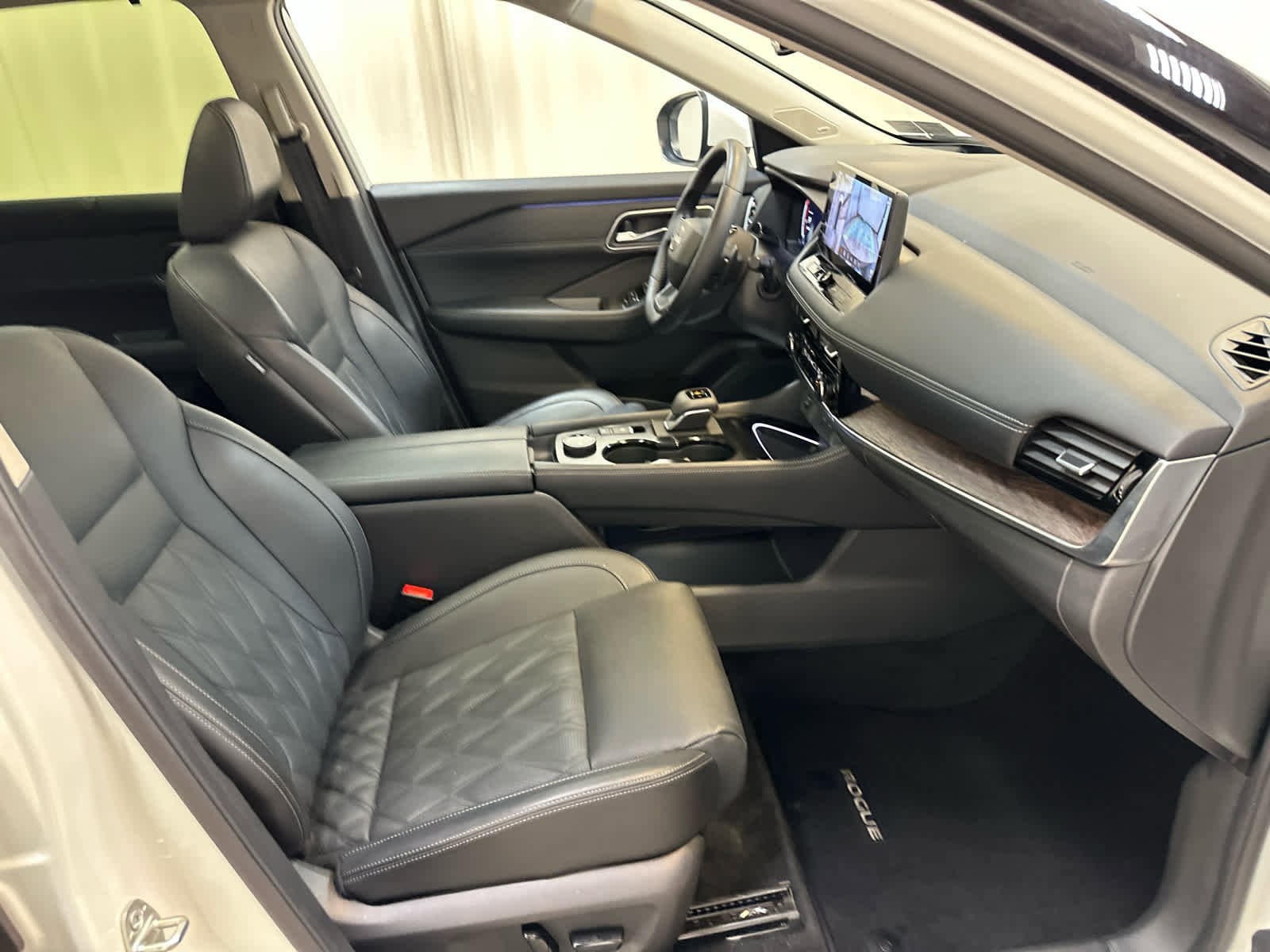 Certified 2025 Nissan Rogue Platinum w/ Tech Package image 14