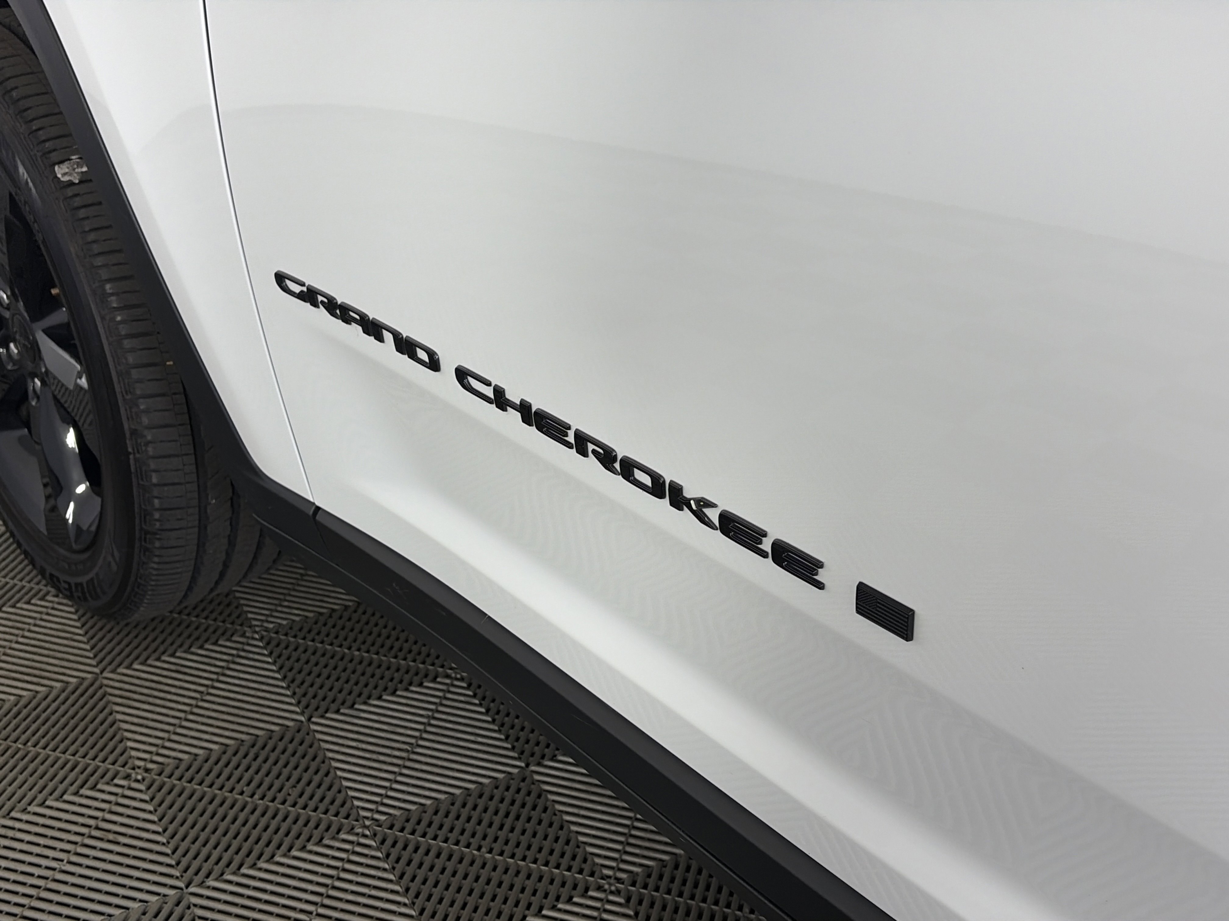 Used 2024 Jeep Grand Cherokee Altitude AWD/4WD image 17