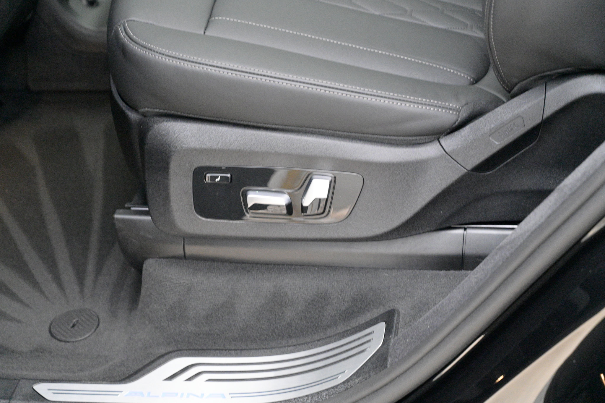 Used 2025 BMW ALPINA XB7 image 38