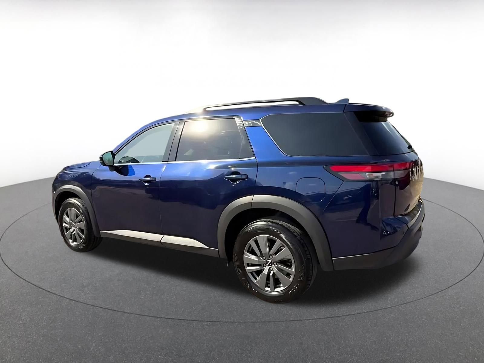 Used 2025 Nissan Pathfinder SV image 10