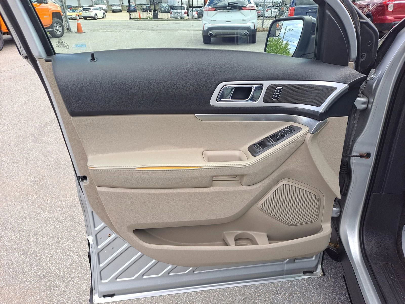 Used 2015 Ford Explorer XLT w/ Equipment Group 202B AWD/4WD image 11