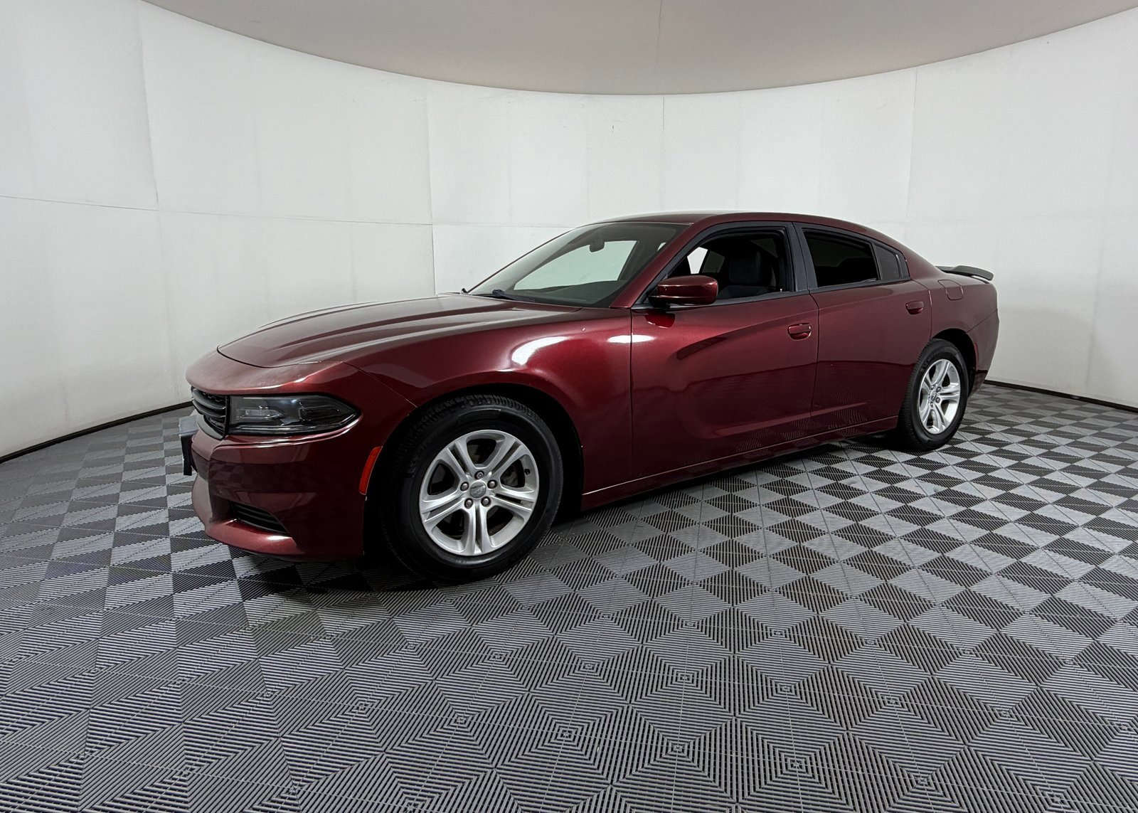 Used 2018 Dodge Charger SXT image 2