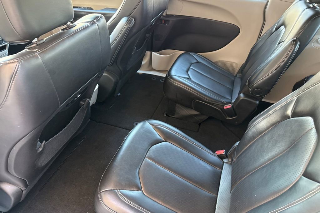 Used 2023 Chrysler Pacifica Touring-L image 6