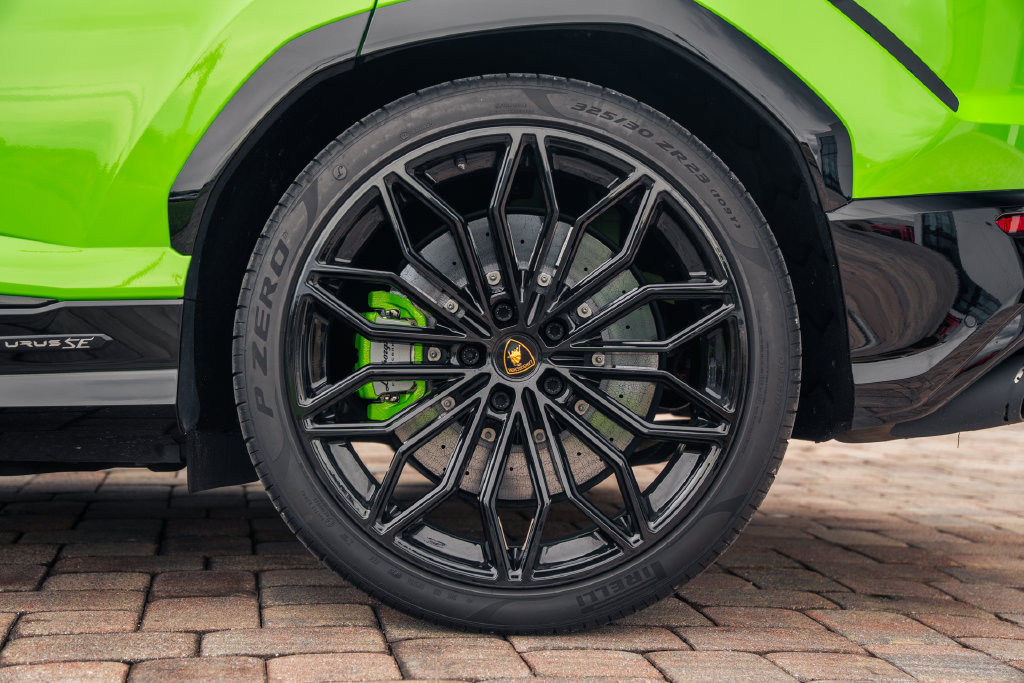 Used 2025 Lamborghini Urus SE AWD/4WD image 16