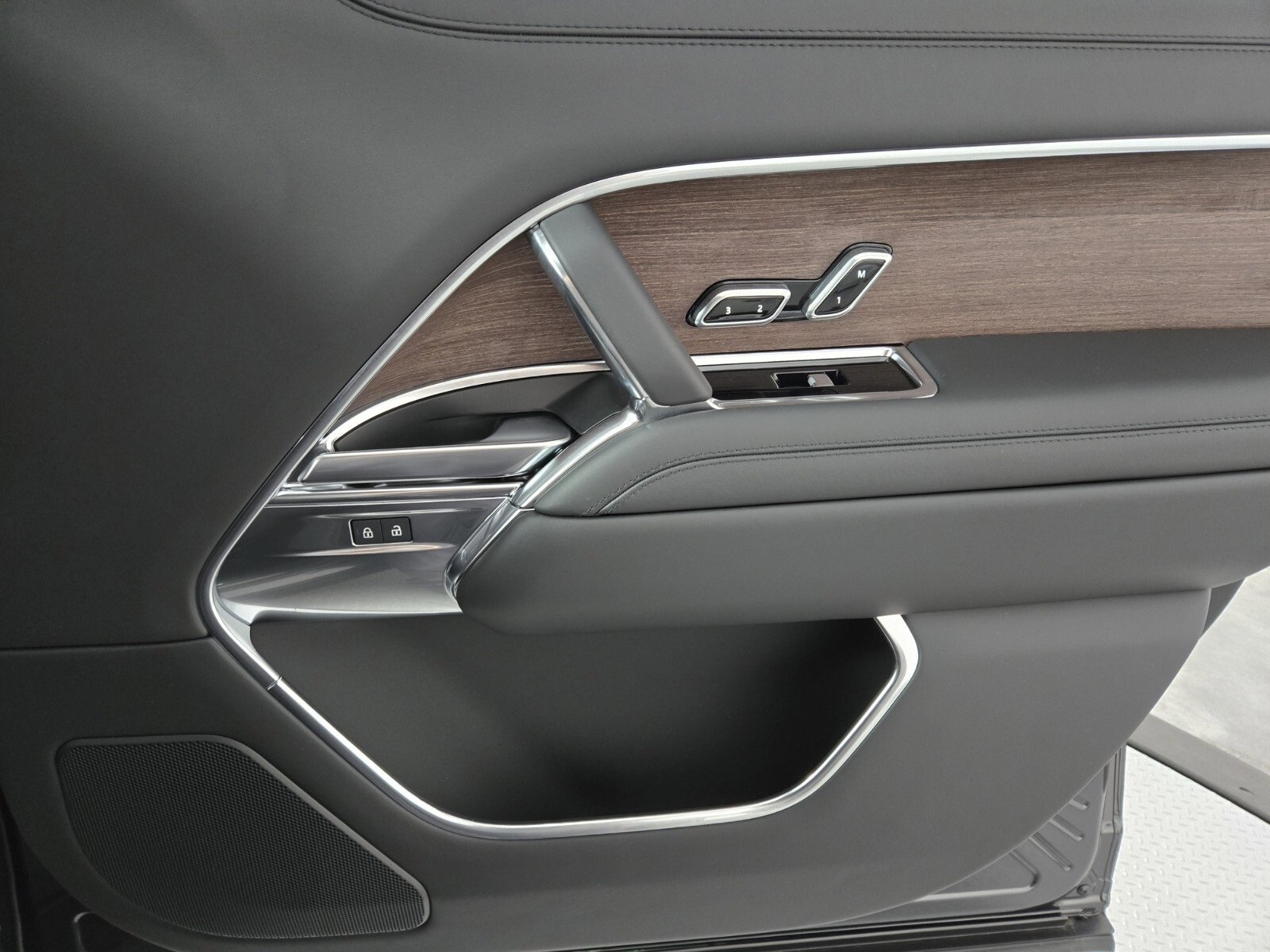 New 2025 Land Rover Range Rover SE image 18