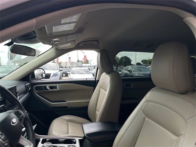 Used 2024 Ford Explorer XLT w/ Equipment Group 202A image 10