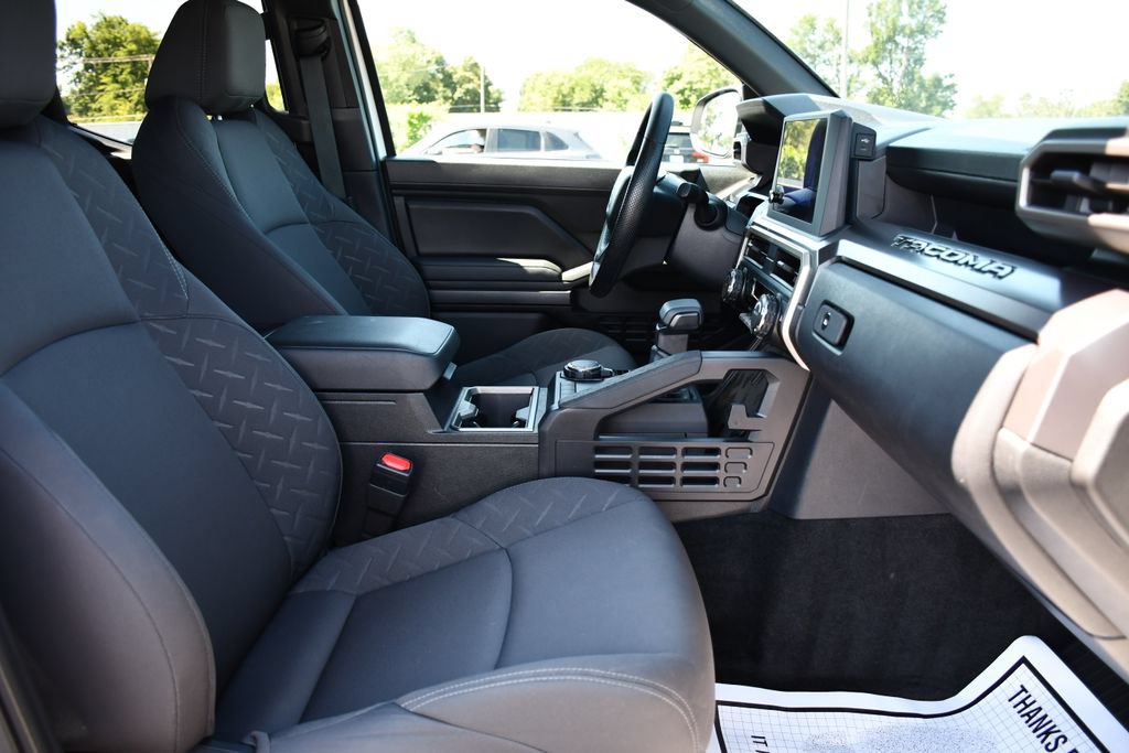 Used 2025 Toyota Tacoma SR5 AWD/4WD image 35
