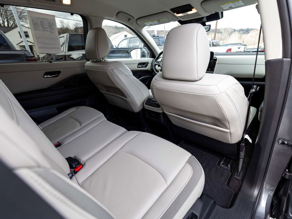 Used 2023 Nissan Pathfinder SL AWD/4WD image 31