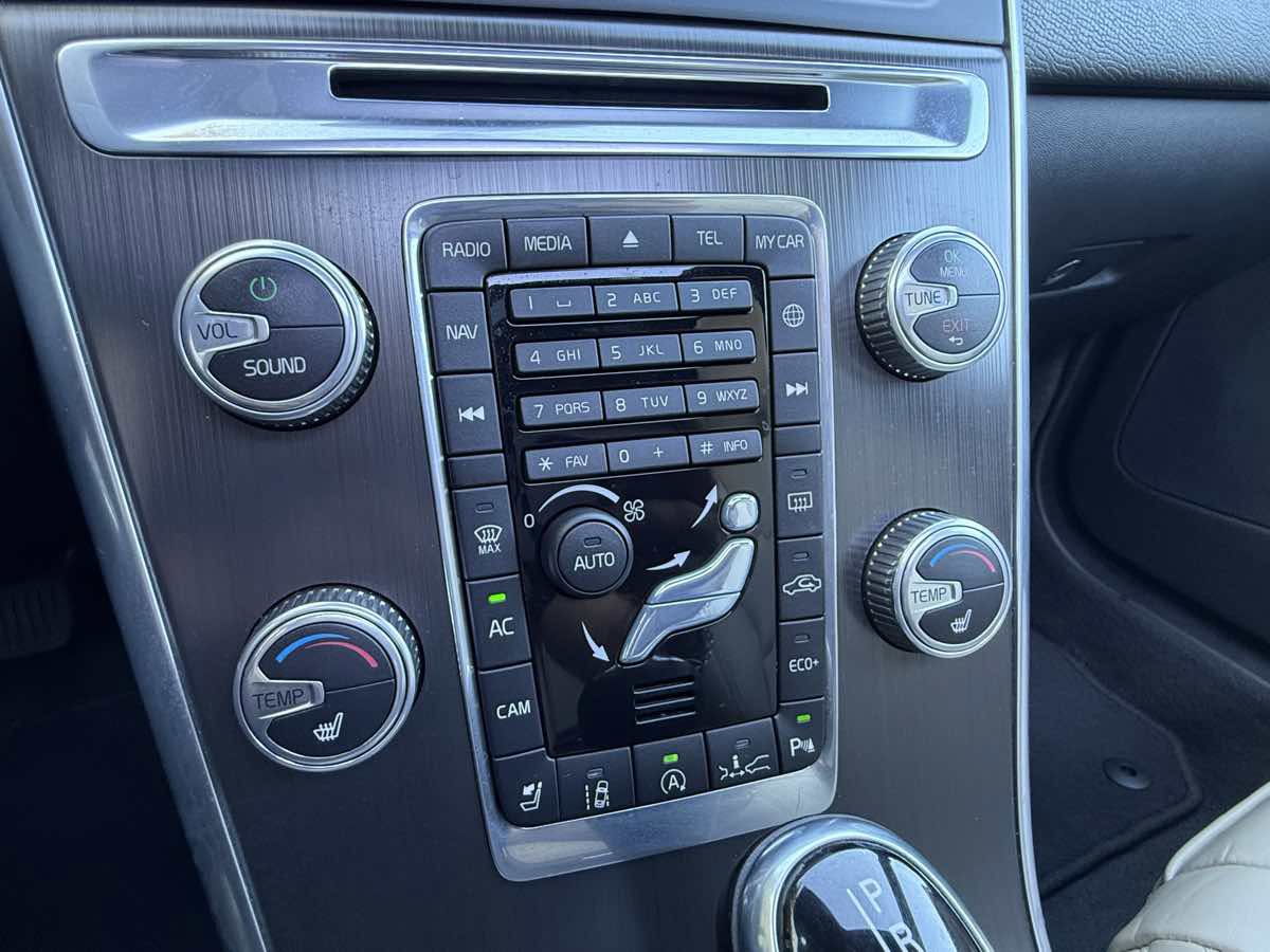 Used 2015 Volvo XC60 T6 Platinum image 17