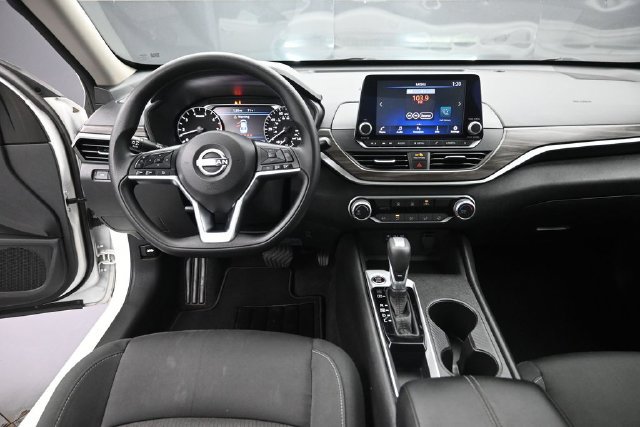 Used 2025 Nissan Altima 2.5 SV FWD image 11